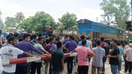 ৩ দফা দাবিতে রেলপথ অবরোধ করে বিক্ষোভ বাকৃবি শিক্ষার্থীদের