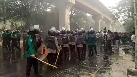৪৭তম বিসিএসের লিখিত পেছানোর দাবিতে যমুনা অভিমুখে বিক্ষোভ, পুলিশের লাঠিচার্জ