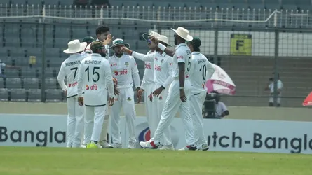 চমক দেখিয়ে মধ্যাহ্নবিরতিতে বাংলাদেশ
