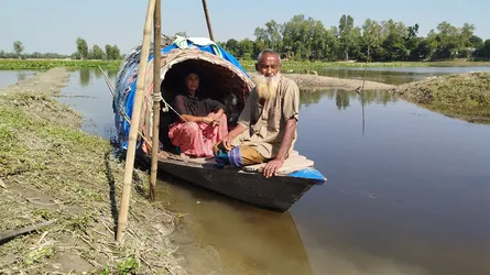 রায়গঞ্জে ৩ দশক ধরে নৌকায় জীবন কাটাচ্ছেন বৃদ্ধ দম্পতি