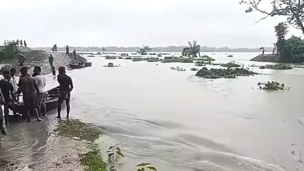 বেতাগীতে বেড়িবাঁধ ভেঙ্গে নিম্নাঞ্চল প্লাবিত, গ্রামবাসীর মাঝে আতঙ্ক