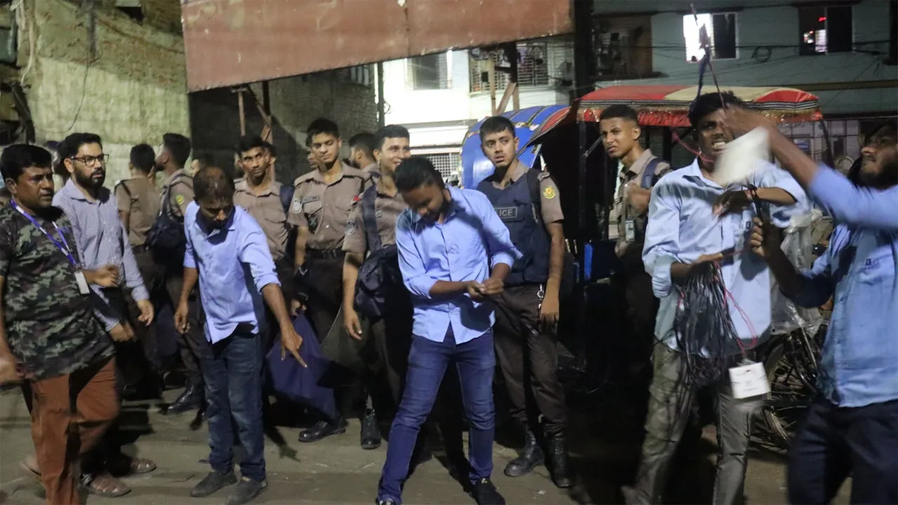 ট্রাফিক মিরপুর বিভাগ ও ডেসকোর যৌথ অভিযানে ২৫টি অবৈধ বিদ্যুৎ সংযোগ বিচ্ছিন্ন, ৭০টি ব্যাটারি জব্দ