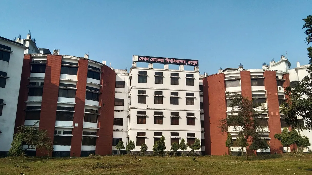 অনশনেও নড়েনি প্রশাসন, নীল দলের সদস্যের ছায়ায় অনিশ্চিত ব্রাকসু!