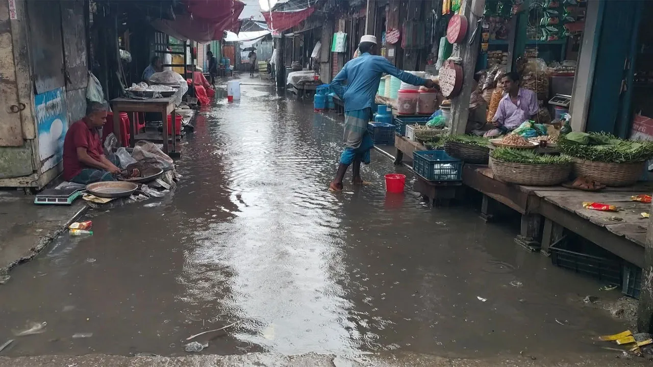 বেতাগীতে টানা ভারী বর্ষণে জনজীবন বিপর্যস্ত