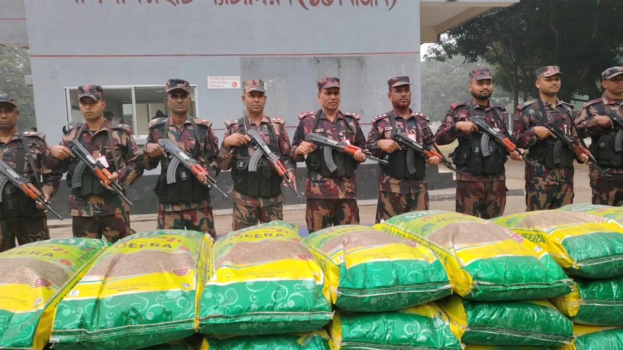 লালমনিরহাটে ৩০ লাখ টাকার ভারতীয় পণ্য ও মাদক জব্দ