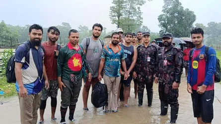 বান্দরবানে বন্যার্তদের পাশে বিজিবি, শতাধিক পর্যটককে উদ্ধার