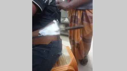 ভোলাহাটে সিগারেট বাকি না পেয়ে দোকানদারকে ছুরিকাঘাত