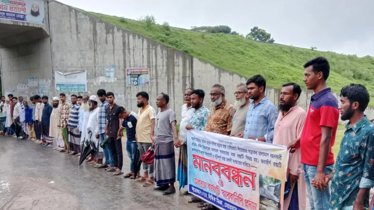 ভাঙ্গায় জরাজীর্ণ রাস্তা সংস্কারের দাবি স্থানীয়দের