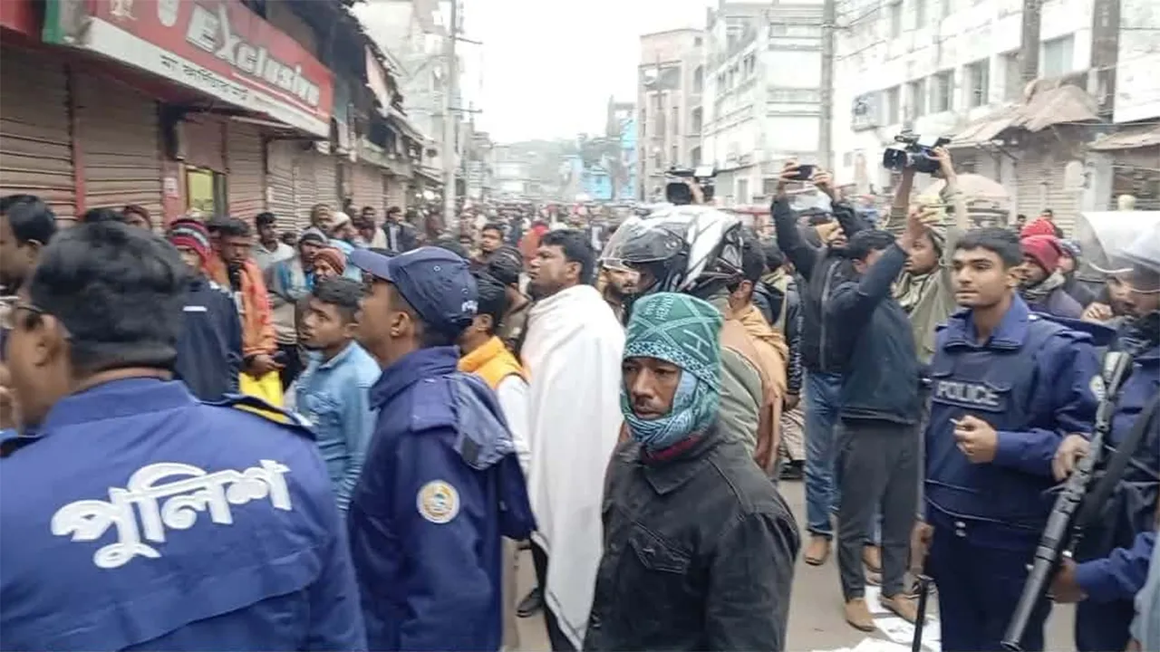 ভোলায় বিএনপির বিক্ষোভে বোমা বিস্ফোরণের জেরে বিজেপি কার্যালয়ে ভাঙচুর