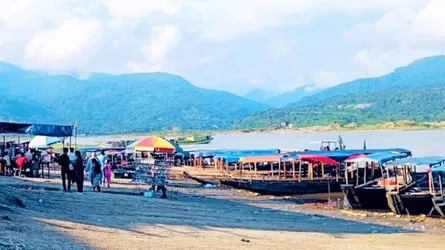 সাদাপাথরে পর্যটকবাহী নৌকা ছাড়া সবধরনের নৌযান চলাচলে নিষেধাজ্ঞা