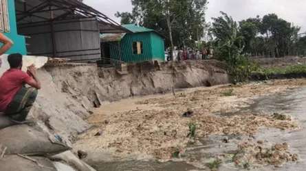 সুন্দরগঞ্জে তিস্তা নদীর ভাঙনে বিলীন ভোরের পাখি স্কুল