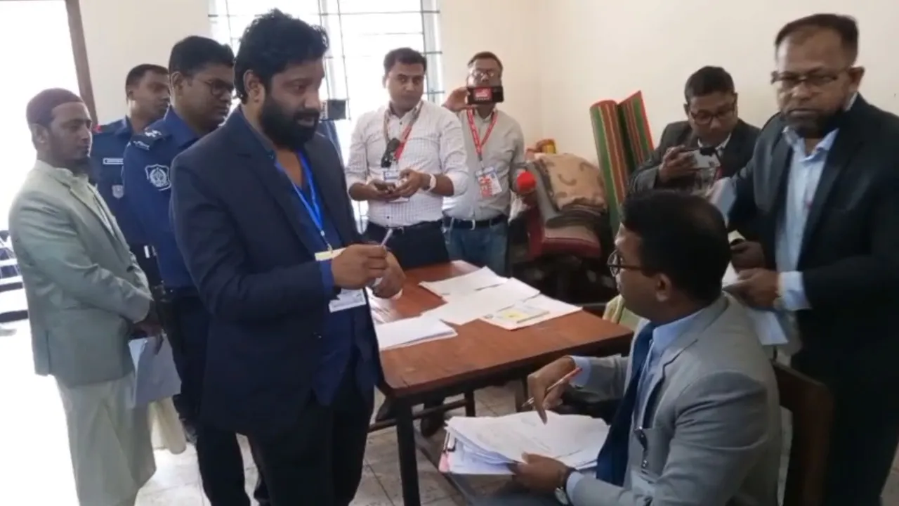 ভোটকেন্দ্রে টাকা বিতরণের অভিযোগে ধানের শীষের পোলিং এজেন্টের জরিমানা