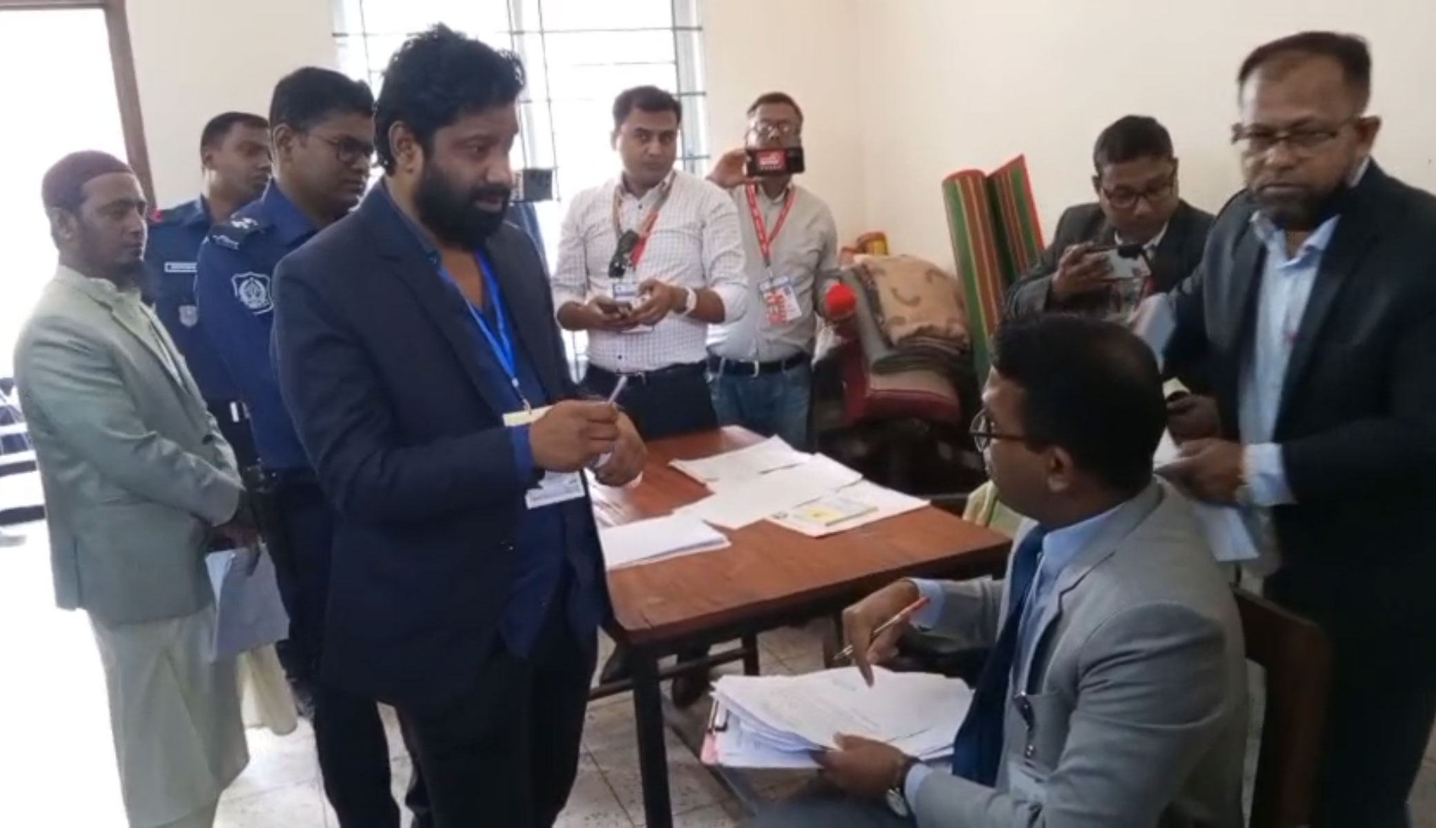 ভোটকেন্দ্রে-টাকা-বিতরণের-অভিযোগে-ধানের-শীষের-পোলিং-এজেন্টের-জরিমানা