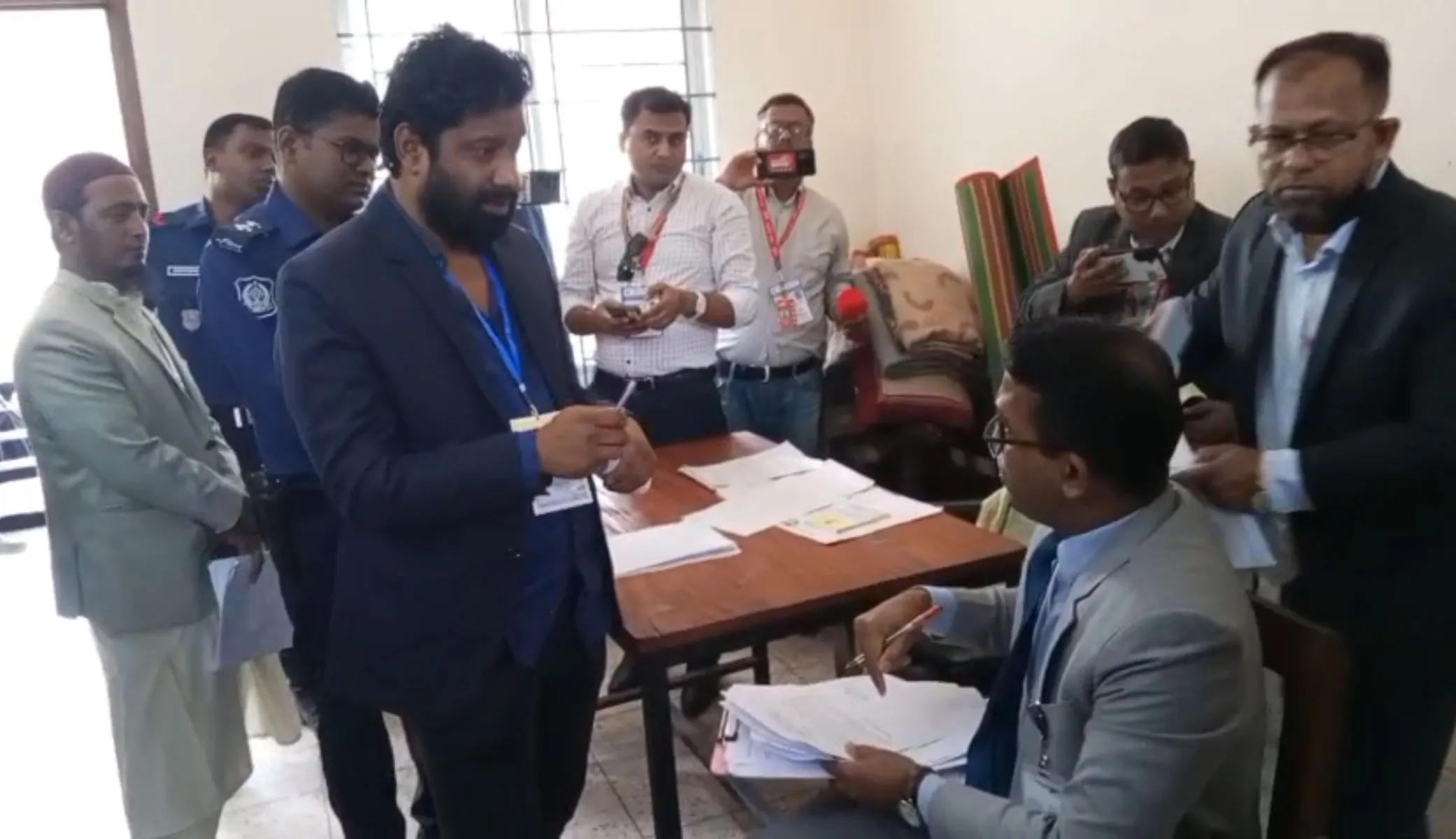 ভোটকেন্দ্রে টাকা বিতরণের অভিযোগে ধানের শীষের পোলিং এজেন্টের জরিমানা