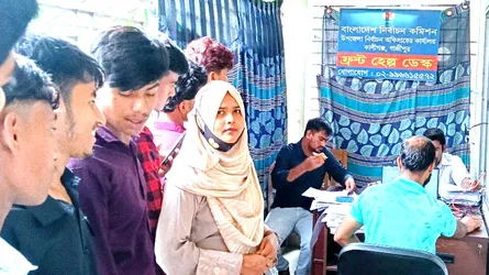 কালীগঞ্জে নির্বাচন অফিসে তরুণ ভোটারদের ভিড়