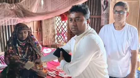 নিজের জীবন দিয়ে যাত্রীদের বাঁচানো সেই বাস হেলপারের পরিবারকে ইউএনওর অর্থসহায়তা