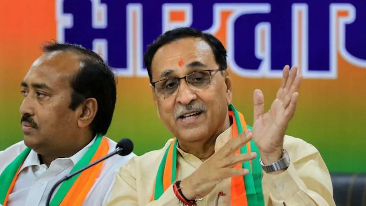 বিমান দুর্ঘটনায় নিহতদের মধ্যে গুজরাটের সাবেক মুখ্যমন্ত্রীও আছেন