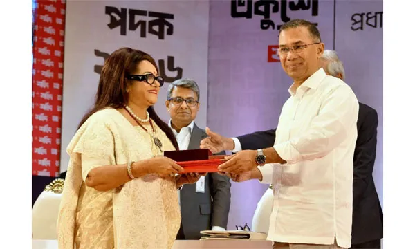 পদক পেলেন ববিতা, অর্জনে মিশে রইলেন গুরু জহির রায়হান