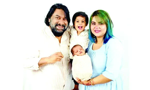 দুই ছেলে ও স্ত্রীকে ফ্রেমবন্দি করে চাষী আলম বললেন ‘শ্রেষ্ঠ নিয়ামত’