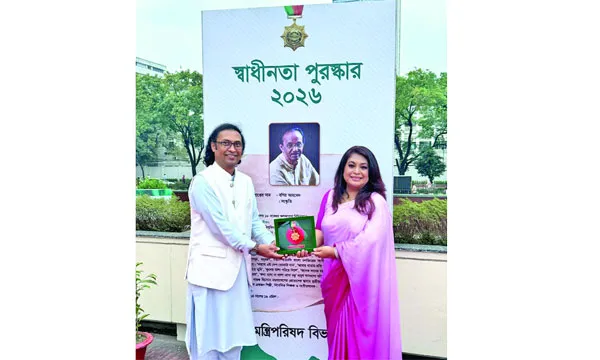 ছেলেমেয়ের হাতে বশির আহমেদের স্বাধীনতা পদক