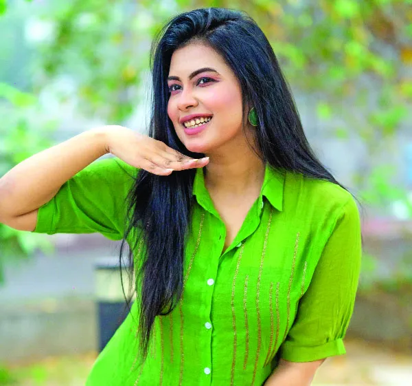 চার ভাষাতেই গাইতে পারেন তাসনিম আনিকা