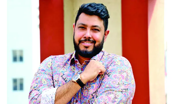 হঠাৎ দেশে প্রতীক হাসান
