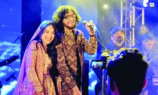 নিজের বিয়েতেও গাইলেন ইশতিয়াক