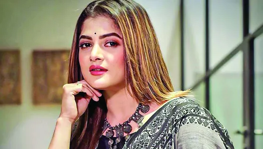 ‘ভুল’ ইংরেজি বলায় শ্রাবন্তীকে কটাক্ষ!