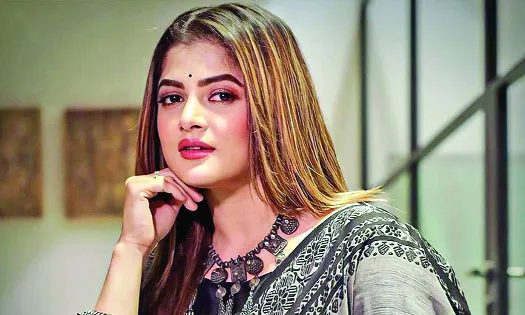 ‘ভুল’ ইংরেজি বলায় শ্রাবন্তীকে কটাক্ষ!