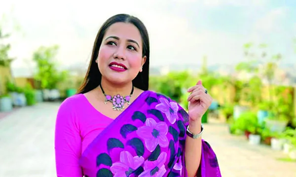 গানেই মগ্ন রাইসা