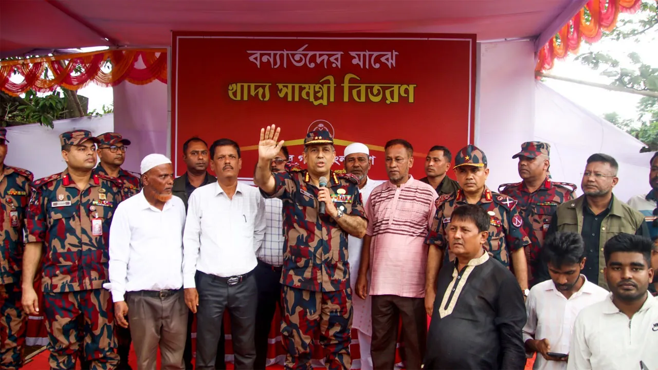 কক্সবাজারে বন্যার্তদের মাঝে ত্রাণ বিতরণ কার্যক্রমে বিজিবি মহাপরিচালকের অংশগ্রহণ