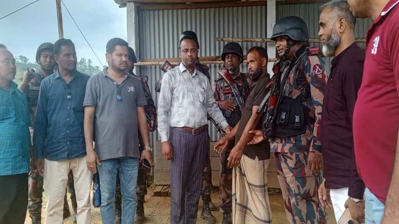 মিয়ানমার সীমান্তে অপহরণ  দুলালকে উদ্ধার করে দেশে ফিরিয়ে আনলো বিজিবি