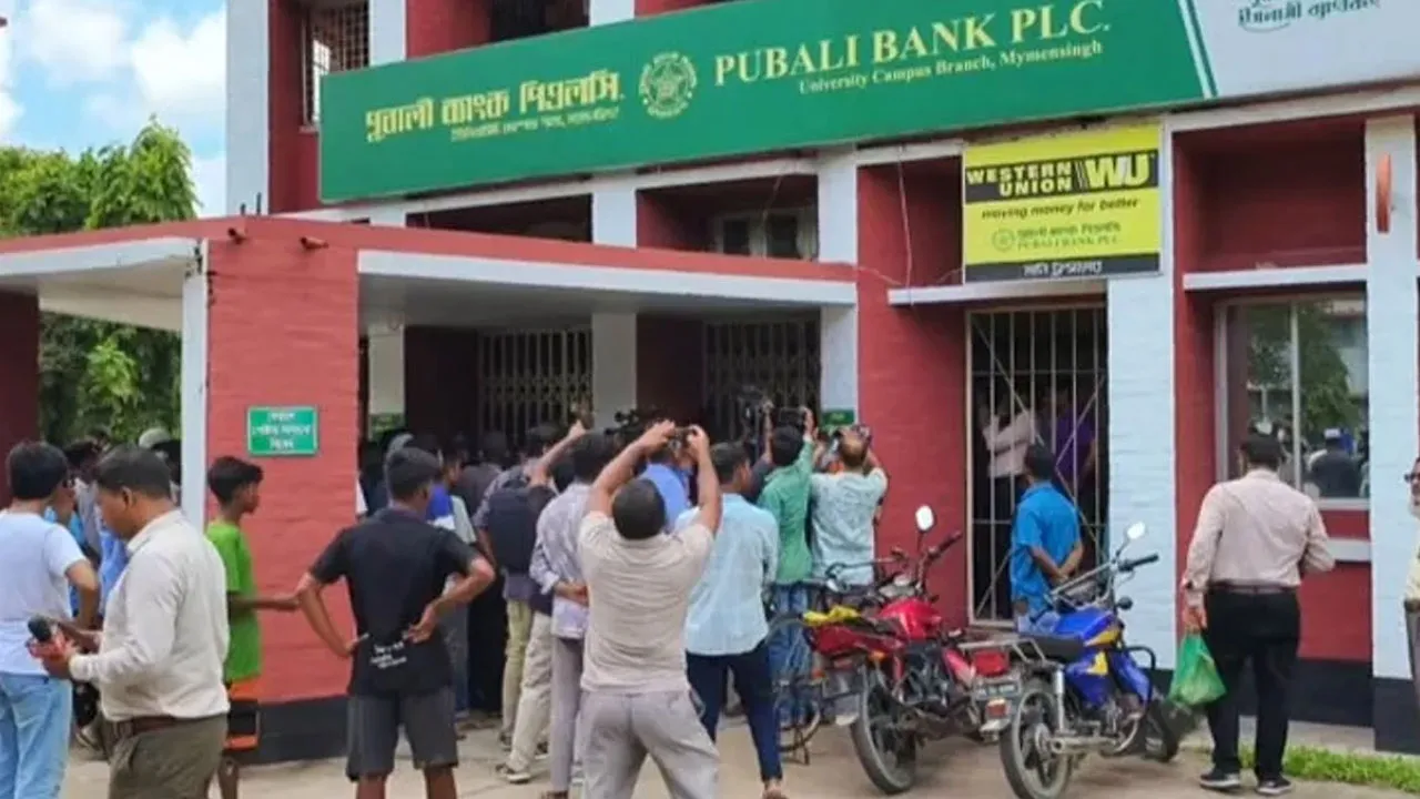 রেলপথ অবরোধের পর ব্যাংক-ট্রেজারি অফিসে তালা দিলেন বাকৃবি শিক্ষার্থীরা