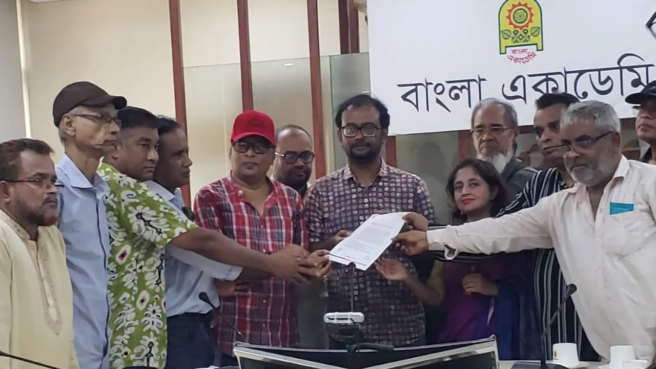 ‘জুলাই গণঅভ্যুত্থান কবিতা’ সংকলন প্রত্যাহারের দাবিতে বাংলা একাডেমি ঘেরাও