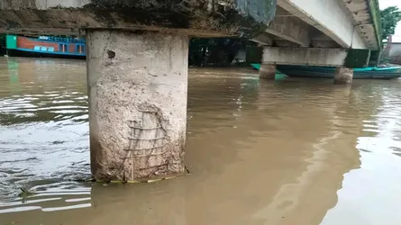 বাল্কহেডের ধাক্কায় বৌলাই নদীর সেতুর পিলার ক্ষতিগ্রস্ত, সতর্কতা জারি