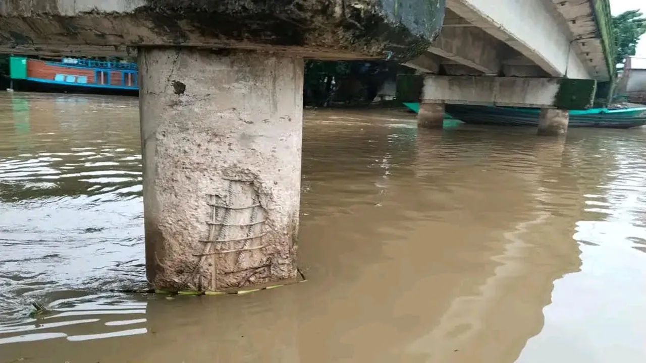 বাল্কহেডের ধাক্কায় বৌলাই নদীর সেতুর পিলার ক্ষতিগ্রস্ত, সতর্কতা জারি