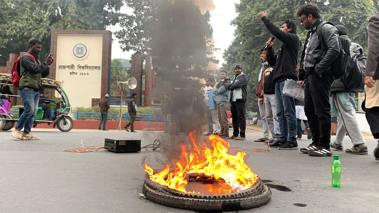 শহীদ ওসমান হাদি হত্যার বিচারের দাবিতে রাজশাহীতে মহাসড়ক অবরোধ