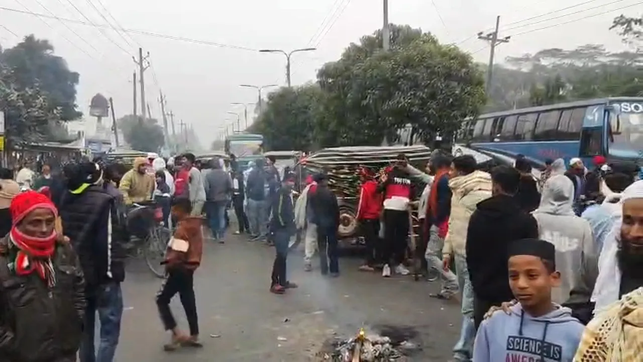 মাদারীপুরে শহীদ হাদি হত্যার বিচারের দাবিতে মহাসড়ক অবরোধ-বিক্ষোভ