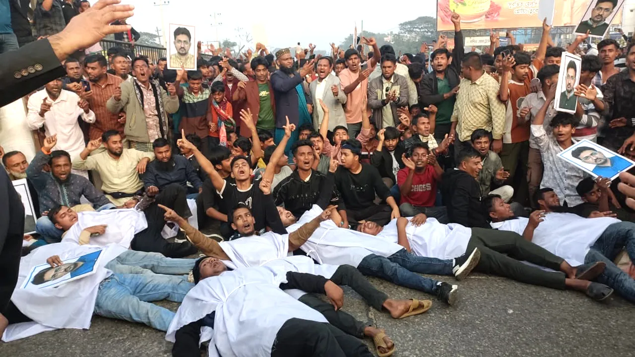 চান্দিনায় মনোনয়ন পরিবর্তনের দাবিতে কাফনের কাপড় পরে বিএনপি নেতাকর্মীদের বিক্ষোভ