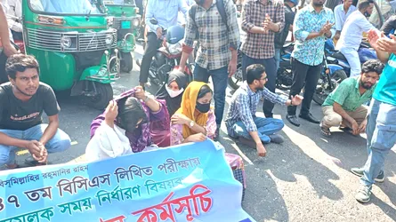 ৪৭তম বিসিএস লিখিত পরীক্ষার সময় বৃদ্ধির দাবিতে ববি শিক্ষার্থীদের মহাসড়ক অবরোধ