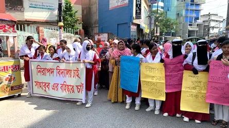 রাজশাহীতে ছাত্রীদের শ্লীলতাহানির অভিযোগে শিক্ষককে বরখাস্তের দাবিতে বিক্ষোভ-অবরোধ