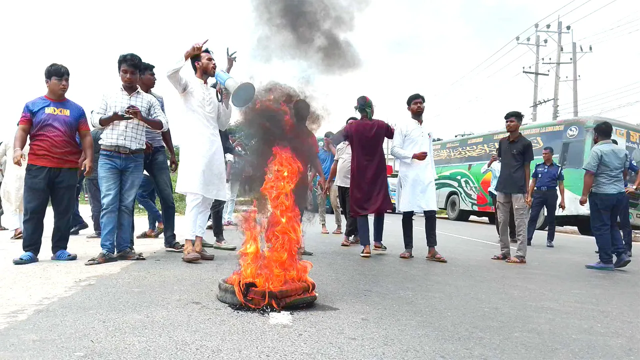 ভিপি নুরের ওপর হামলার প্রতিবাদে কুমিল্লায় মহাসড়ক অবরোধ