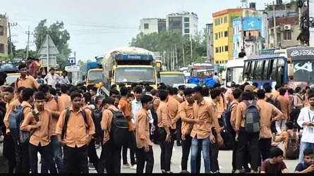 বগুড়ায় একাধিক দাবিতে পলিটেকনিক ছাত্রদের মহাসড়ক অবরোধ