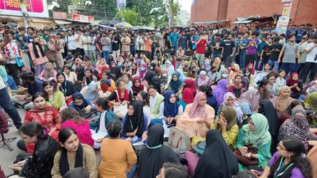 শিক্ষার্থীদের ওপর হামলার প্রতিবাদে রুয়েট শিক্ষার্থীদের রাজশাহী-ঢাকা মহাসড়ক অবরোধ
