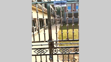 বরগুনায় রাতের আধাঁরে ‘সর্বাত্মক শাটডাউন’ লিখে বিভিন্ন প্রতিষ্ঠানে ছাত্রলীগের তালা