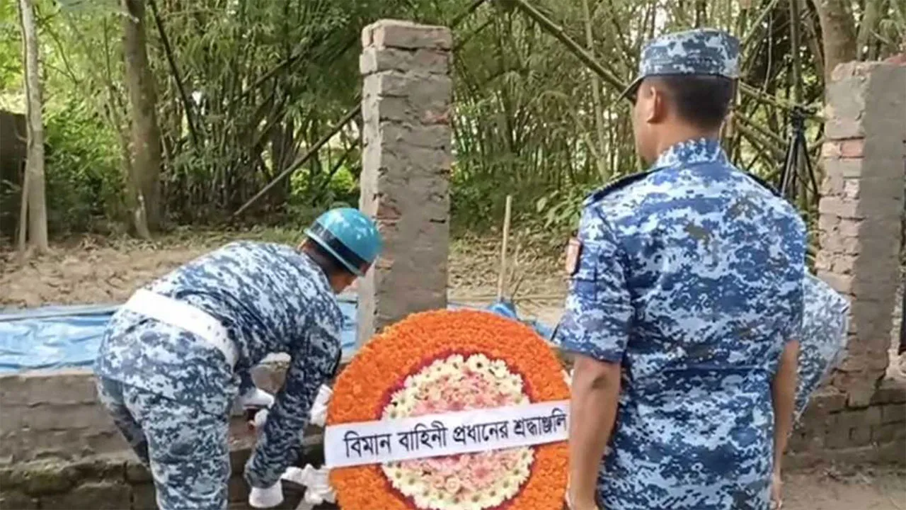বিমানবন্দরে নিহত বিমান বাহিনীর ৩ সদস্যকে সামরিক মর্যাদায় দাফন