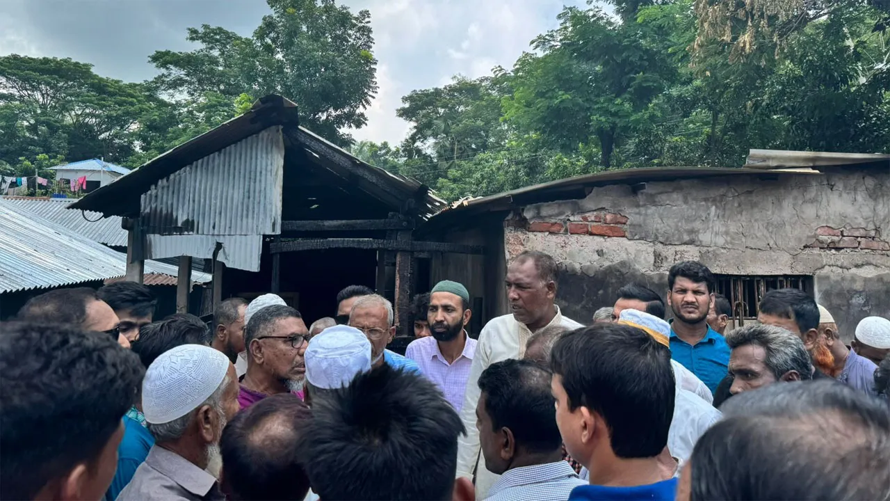 মিরসরাইয়ে আগুনে ক্ষতিগ্রস্তদের পাশে বিএনপি