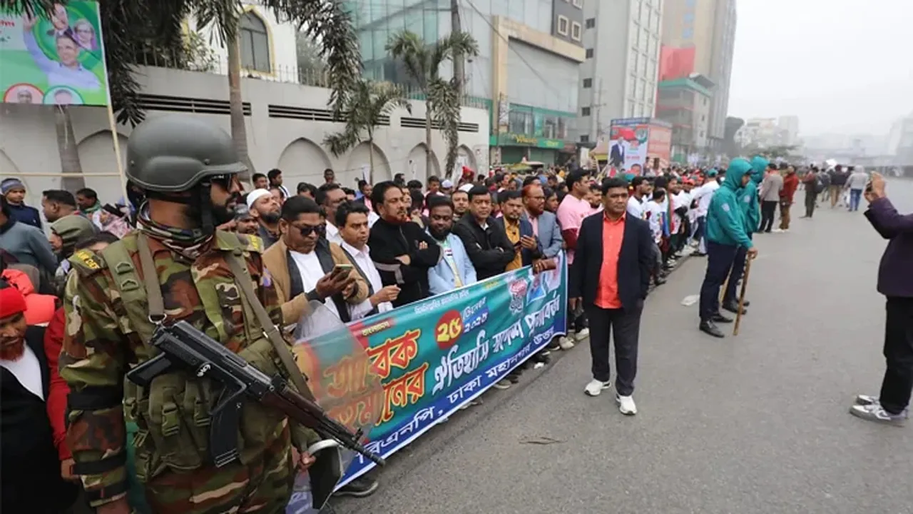 তারেক রহমানকে স্বাগত জানাতে বিমানবন্দর সড়কের দু’পাশে নেতাকর্মীর ঢল
