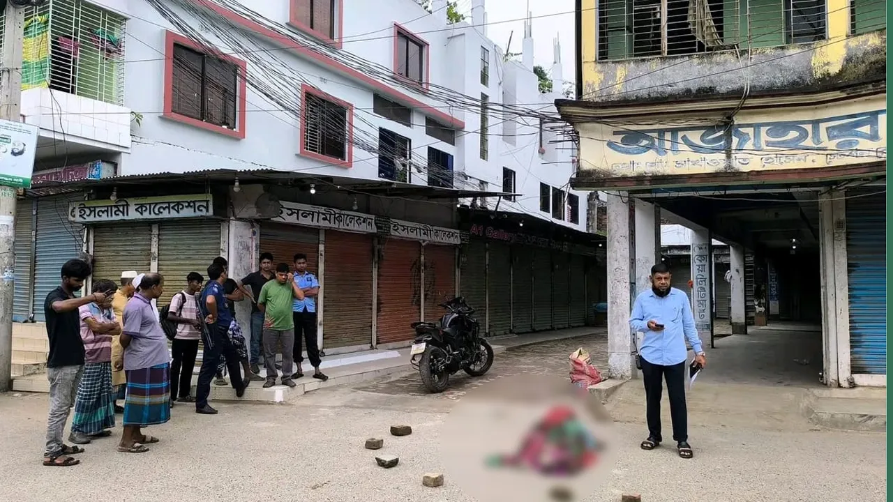 বোয়ালমারীতে মার্কেটের ছাদ থেকে পড়ে নারীর মৃত্যু