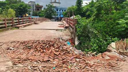 বোয়ালমারীতে ব্রিজের পাড় ধসে জনদুর্ভোগে এলাকাবাসী, দ্রুত সংস্কারের দাবি